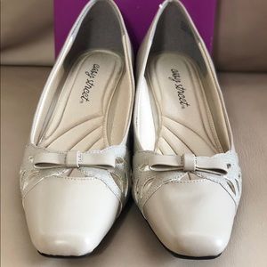 NIB Easy Street Womens Verona Mushroom/Oatmeal 9M